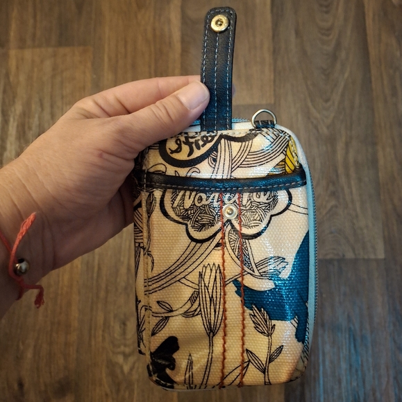 The Sakroots Crossbody Wallet. - Picture 6 of 13